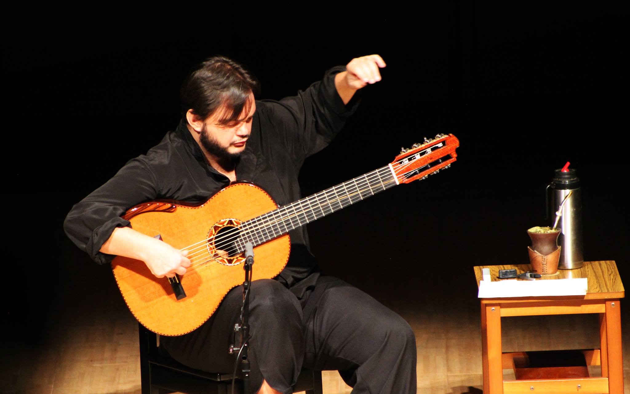 Não perca concerto único e gratuito do renomado músico brasileiro Yamandu Costa (guitarrista)